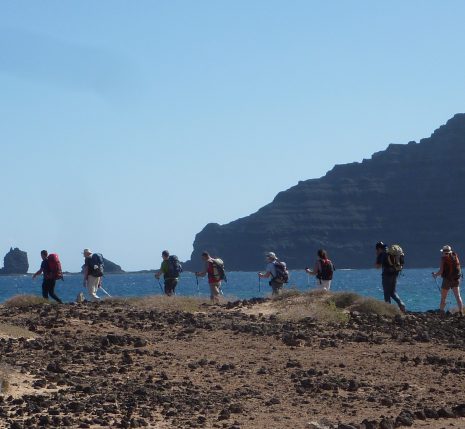 groupe de randonneurs sur un sentier en bord de mer
