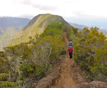 trek-liberte-la-reunion Groupe de randonneurs sur un sentier sur une crête de montagne sans guide