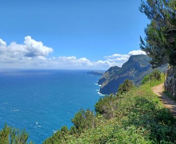 Paysage à Madère avec de l'océan et de la montagne, avec un sentier sur les hauteurs des falaises