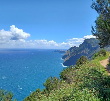 Paysage à Madère avec de l'océan et de la montagne, avec un sentier sur les hauteurs des falaises