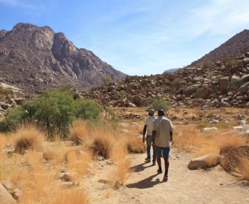 Petit groupe de randonneur en Namibie