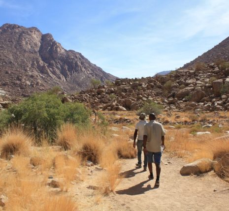 Petit groupe de randonneur en Namibie