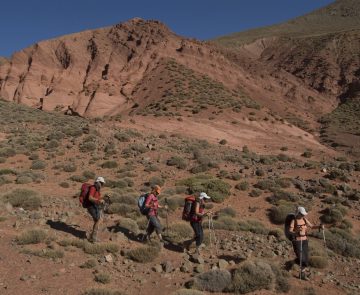 Groupe de randonneurs sur un sentier lors d'un trek de 15 jours au Maroc avec leur guide