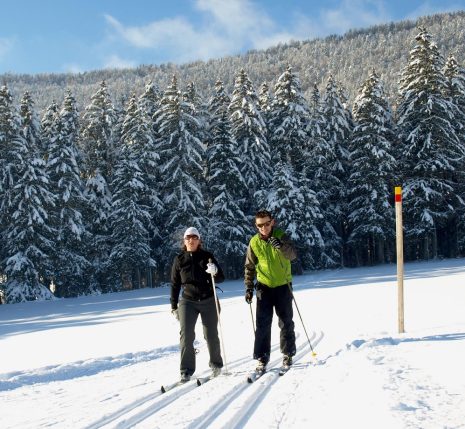 Deux randonneurs sur un sentier de ski de fond avec leur guide dans le Vercors