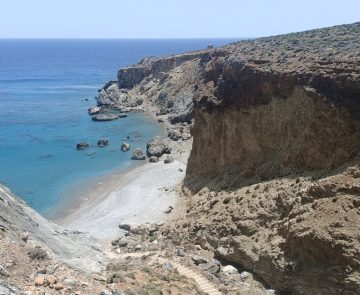 Paysage de bord de mer en Crète avec des rochers blancs de part et d'autre