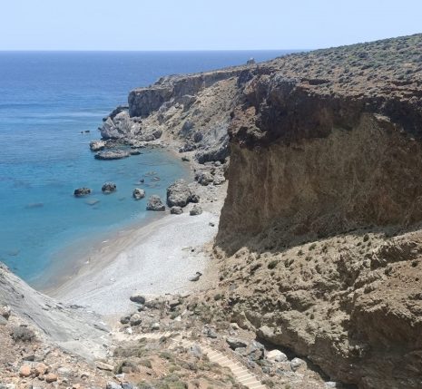 Paysage de bord de mer en Crète avec des rochers blancs de part et d'autre