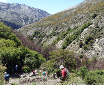 Paysage espagnol en Andalousie avec un groupe de randonneurs