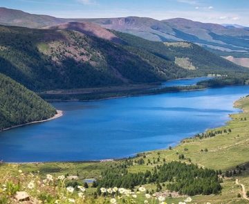 Paysage de Mongolie avec une étendue d'eau entre deux montagnes