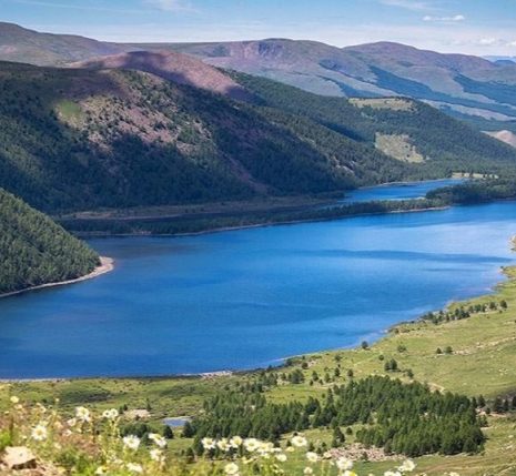 Paysage de Mongolie avec une étendue d'eau entre deux montagnes