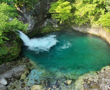 paysage 'Albanie lors d'un voyage de radonnée avec un guide, etendue d'eau