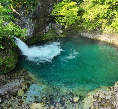 paysage 'Albanie lors d'un voyage de radonnée avec un guide, etendue d'eau