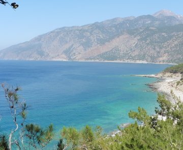 Paysage de la plage et de l'eau turquoise en Crète, prise de vue en contre-haut