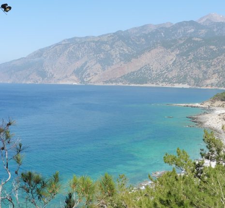 Paysage de la plage et de l'eau turquoise en Crète, prise de vue en contre-haut